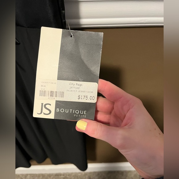 Black dress - Picture 4 of 4